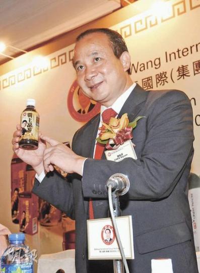 霸王主席陳啟源出席記者會時,展示霸王於今年4月推出的中草藥飲品。(陳淑安攝) 霸王主席陳啟源出席記者會時,展示霸王於今年4月推出的中草藥飲品。(陳淑安攝)
