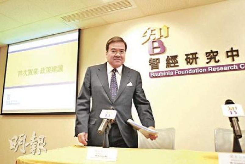 智經研究中心主席胡定旭表示,向當局提出協助市民首次置業建議,「上車」目標是300萬元以下物業,其中一項是容許打工仔提取強積金支付首期。(葉漢華攝) 智經研究中心主席胡定旭表示,向當局提出協助市民首次置業建議,「上車」目標是300萬元以下物業,其中一項是容許打工仔提取強積金支付首期。(葉漢華攝)