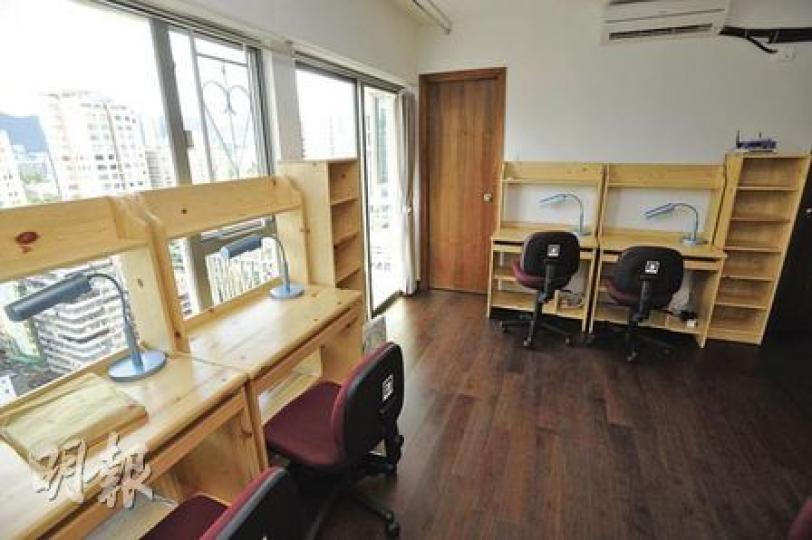 理工大學每月以30萬元,租下旺角山東街一幢大廈,供90名全日制授課式深造課程的非本地生入住。每個單位有一個小客廳(圖),提供電腦桌、飯桌等,並可供上網。(何家達攝)每個宿舍單位均設4人房及單人房(圖),單人房月租3750元,4人房月租2950元。(何家達攝) 理工大學每月以30萬元,租下旺角山東街一幢大廈,供90名全日制授課式深造課程的非本地生入住。每個單位有一個小客廳(圖),提供電腦桌、飯桌等,並可供上網。(何家達攝)每個宿舍單位均設4人房及單人房(圖),單人房月租3750元,4人房月租2950元。(何家達攝)