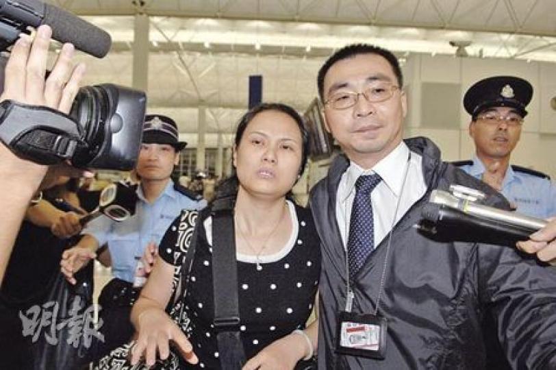至少11名家屬會乘搭今日凌晨政府安排的包機趕赴馬尼拉,圖為準備上機的家屬,神情哀傷。(衛永康攝) 至少11名家屬會乘搭今日凌晨政府安排的包機趕赴馬尼拉,圖為準備上機的家屬,神情哀傷。(衛永康攝)