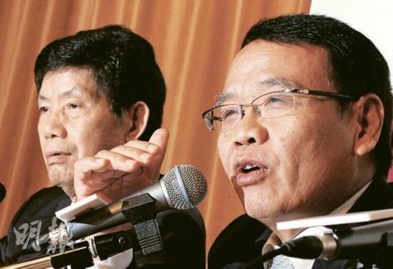 百麗首席執行官盛百椒(右)表示,對於NIKE有意打入內地2線市場,他認為NIKE已有針對不同客戶的產品及售價,不需刻意推出低價產品。圖左為集團主席鄧耀。(劉焌陶攝) 百麗首席執行官盛百椒(右)表示,對於NIKE有意打入內地2線市場,他認為NIKE已有針對不同客戶的產品及售價,不需刻意推出低價產品。圖左為集團主席鄧耀。(劉焌陶攝)