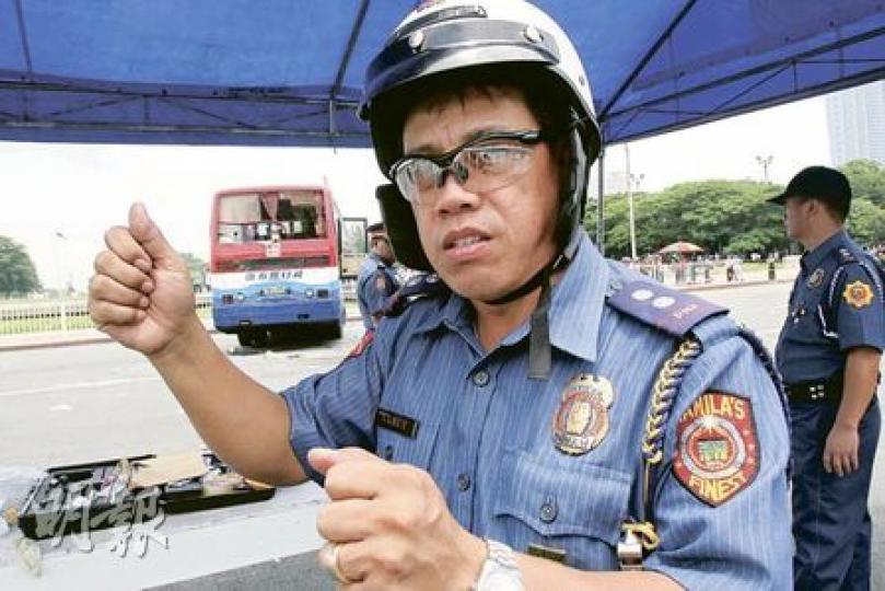 負責前日拯救行動的菲律賓警方指揮官Yabut承認,進攻時遇到很多阻滯,包括低估旅巴強化玻璃硬度,破窗失敗。最後警方花了逾一小時才能擊斃槍手,車內人質卻已8死7傷。(黃雄攝) 負責前日拯救行動的菲律賓警方指揮官Yabut承認,進攻時遇到很多阻滯,包括低估旅巴強化玻璃硬度,破窗失敗。最後警方花了逾一小時才能擊斃槍手,車內人質卻已8死7傷。(黃雄攝)