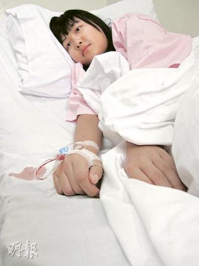在槍林彈雨中大難不死的16歲少女汪綽瑤,昨獨自在醫院留醫,她只知弟弟隨同團的傅太逃出生天,卻不知父母已命喪狂徒亂槍之下,小姊弟從此變了孤兒。(黃雄攝) 在槍林彈雨中大難不死的16歲少女汪綽瑤,昨獨自在醫院留醫,她只知弟弟隨同團的傅太逃出生天,卻不知父母已命喪狂徒亂槍之下,小姊弟從此變了孤兒。(黃雄攝)