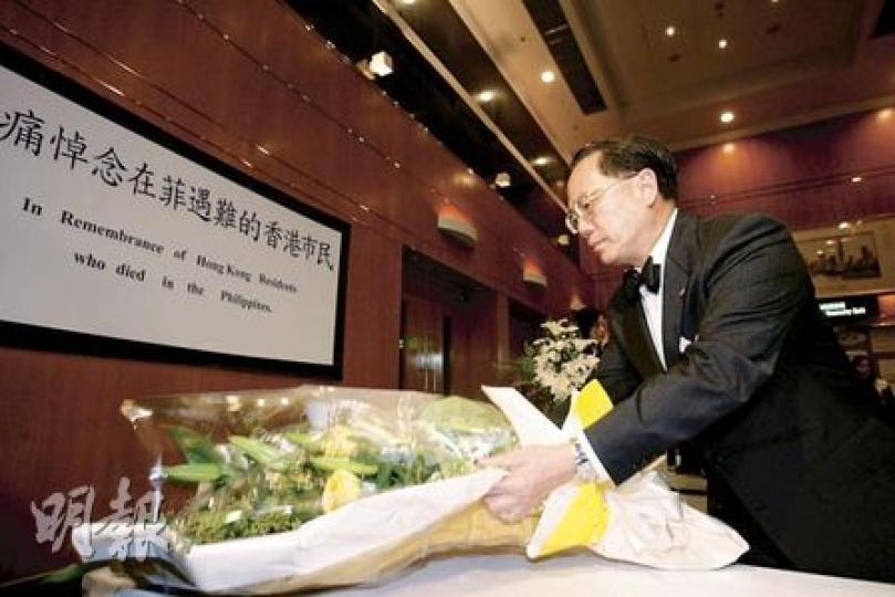 民政事務總署昨日在全港18區設立弔唁處,特首曾蔭權昨晚到灣仔禮頓山社區會堂,為8名在菲律賓遇難港人獻上花束,在弔唁冊上逐一寫上8名遇難者的名字,並寫上「香港人永遠懷念您們」。(郭慶輝攝) 民政事務總署昨日在全港18區設立弔唁處,特首曾蔭權昨晚到灣仔禮頓山社區會堂,為8名在菲律賓遇難港人獻上花束,在弔唁冊上逐一寫上8名遇難者的名字,並寫上「香港人永遠懷念您們」。(郭慶輝攝)