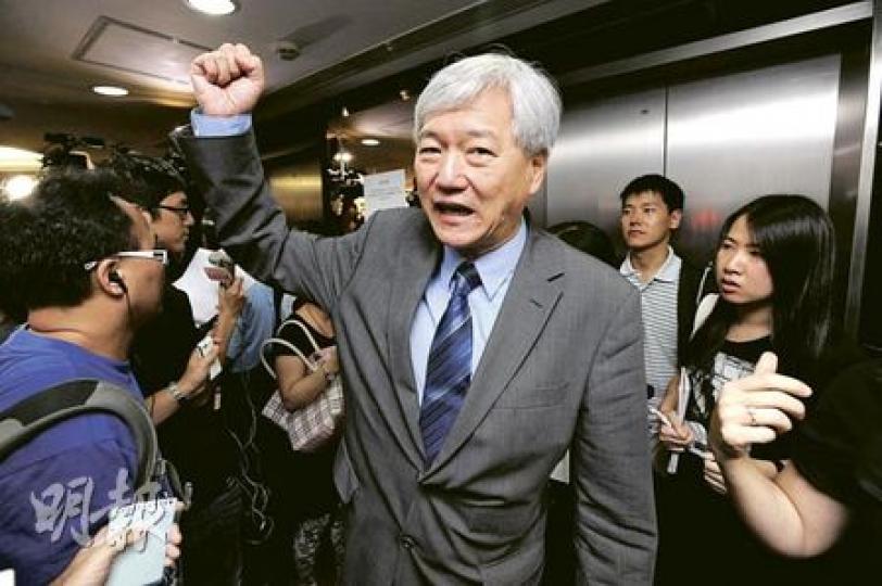 旅遊業議會總幹事董耀中(握拳者)昨會見菲律賓駐港總領事後,讚揚遇害康泰領隊謝廷駿表現專業,令業界驕傲。(何家達攝) 旅遊業議會總幹事董耀中(握拳者)昨會見菲律賓駐港總領事後,讚揚遇害康泰領隊謝廷駿表現專業,令業界驕傲。(何家達攝)