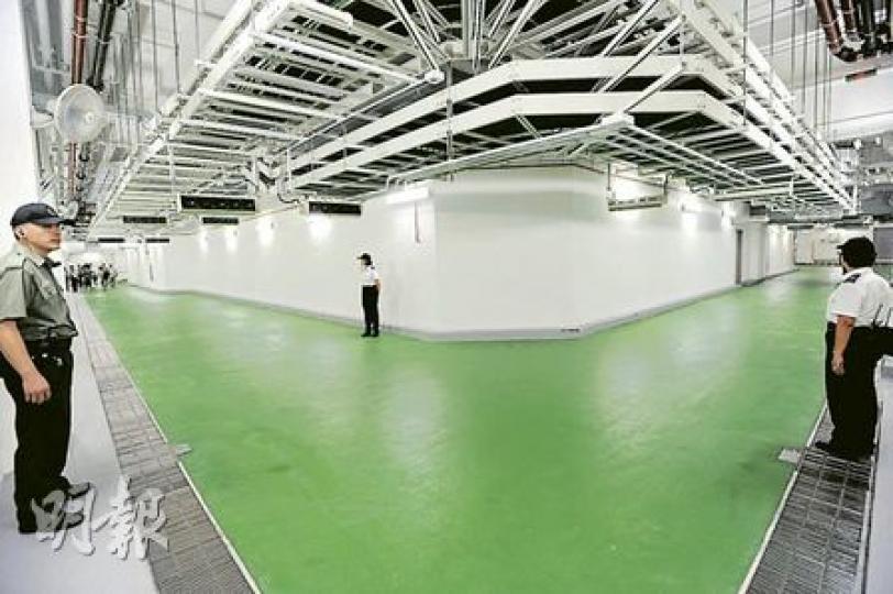 整個羅湖懲教所地下有一條闊約6米、高3米多、可以行車的通道,只允懲教人員使用。通道貫通不同監區至中央大廈,方便懲教所全天候運作。院所大廈有電梯直達地下通道,有效地將食物由中央廚房分派到各層,衣物及其他物資亦可運送到各區,是重要的中央命脈。(尹錦恩攝)興建3年、耗資逾15億元重建的全港最大女子監獄——羅湖懲教所,昨日由特首曾蔭權揭幕,正式啟用。(尹錦恩攝)充足照明配合反光石磚地面,驟眼一看,羅湖懲教所的入口大堂恍如酒店大堂。(尹錦恩攝)位於中央大樓二樓的「親子園地」,佈置裝飾與一般兒童遊戲室無異, 整個羅湖懲教所地下有一條闊約6米、高3米多、可以行車的通道,只允懲教人員使用。通道貫通不同監區至中央大廈,方便懲教所全天候運作。院所大廈有電梯直達地下通道,有效地將食物由中央廚房分派到各層,衣物及其他物資亦可運送到各區,是重要的中央命脈。(尹錦恩攝)興建3年、耗資逾15億元重建的全港最大女子監獄——羅湖懲教所,昨日由特首曾蔭權揭幕,正式啟用。(尹錦恩攝)充足照明配合反光石磚地面,驟眼一看,羅湖懲教所的入口大堂恍如酒店大堂。(尹錦恩攝)位於中央大樓二樓的「親子園地」,佈置裝飾與一般兒童遊戲室無異,