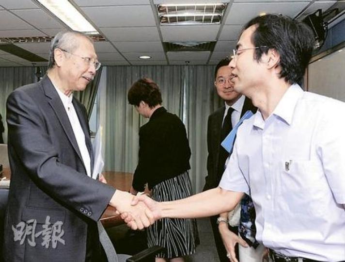 教協會長馮偉華(右)再次約見教育局長孫明揚(左),商討紓援中學「殺校」具體措施,並引述教協教師調查,指較多教師支持把學校收生低線由61人減至42人。(劉焌陶攝) 教協會長馮偉華(右)再次約見教育局長孫明揚(左),商討紓援中學「殺校」具體措施,並引述教協教師調查,指較多教師支持把學校收生低線由61人減至42人。(劉焌陶攝)