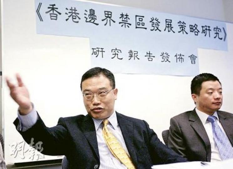 一國兩制研究中心總裁張志剛(左)表示,大幅度發展邊界禁區,是為了打造另一個香港商業中心。右為助理總研究主任方舟。(郭慶輝攝) 一國兩制研究中心總裁張志剛(左)表示,大幅度發展邊界禁區,是為了打造另一個香港商業中心。右為助理總研究主任方舟。(郭慶輝攝)