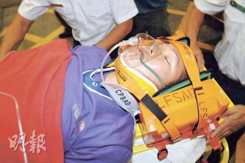 車禍其中一名男生頸部受傷,要套上頭箍及臥牀送院。(衛永康攝)深圳車禍35名學生受傷,抵港後分批送院。(衛永康攝) 車禍其中一名男生頸部受傷,要套上頭箍及臥牀送院。(衛永康攝)深圳車禍35名學生受傷,抵港後分批送院。(衛永康攝)