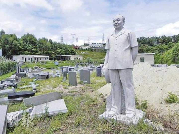 為創建深圳特區立下汗馬功勞的前市委書記梁湘雕像,被棄置在二線關外的墓園石場內。(李泉攝)深圳特區成立30周年,街頭隨處可見慶祝的標語。(李泉攝) 為創建深圳特區立下汗馬功勞的前市委書記梁湘雕像,被棄置在二線關外的墓園石場內。(李泉攝)深圳特區成立30周年,街頭隨處可見慶祝的標語。(李泉攝)