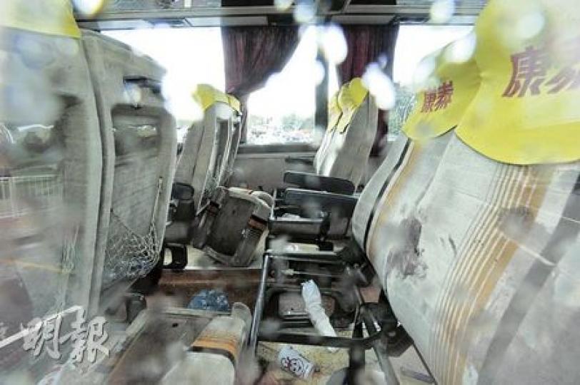 發生屠殺事件的康泰旅遊巴混亂一片,椅墊全部移位,不難想像事發時受害者的恐慌程度。(葉漢華攝)兇徒門多薩就是在車門位置遭射擊,身中8槍斃命,車頭玻璃滿佈彈孔。(葉漢華攝) 發生屠殺事件的康泰旅遊巴混亂一片,椅墊全部移位,不難想像事發時受害者的恐慌程度。(葉漢華攝)兇徒門多薩就是在車門位置遭射擊,身中8槍斃命,車頭玻璃滿佈彈孔。(葉漢華攝)