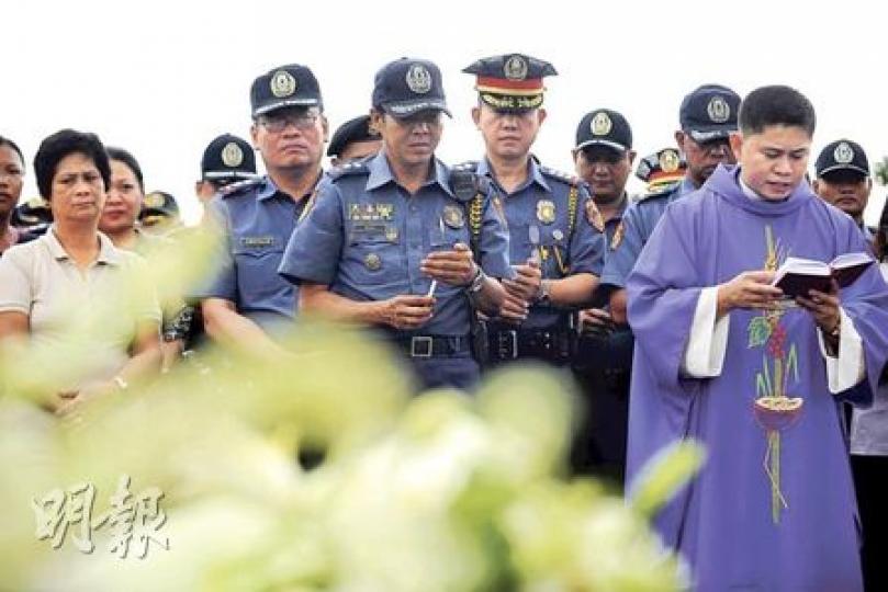 菲律賓為悼念死難者,把昨日定為全國哀悼日,慘劇現場有宗教儀式,大批菲律賓警員到場弔唁。(葉漢華攝) 菲律賓為悼念死難者,把昨日定為全國哀悼日,慘劇現場有宗教儀式,大批菲律賓警員到場弔唁。(葉漢華攝)