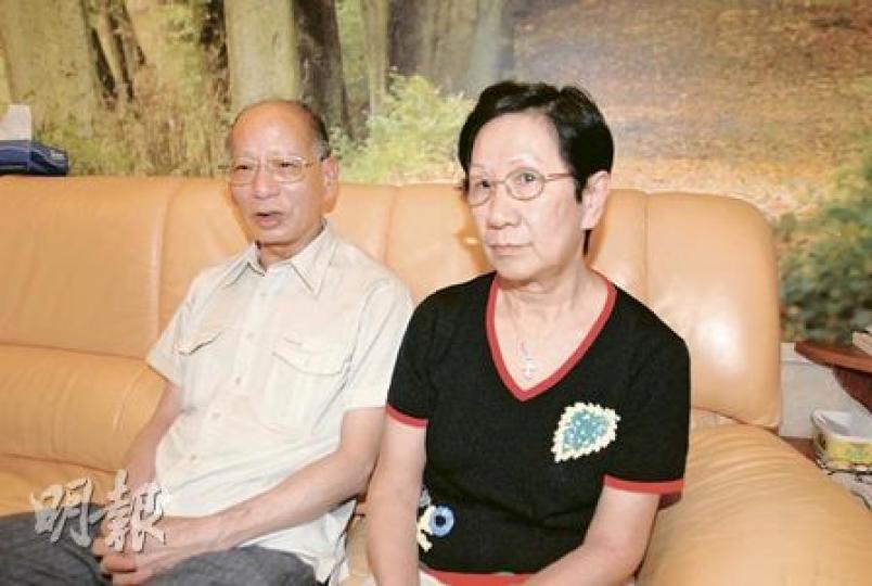 康泰旅行團被槍手挾持事件中安全獲釋的李奕彪夫婦,昨日在西貢寓所憶述這次畢生難忘的「生死之旅」,對相處多天的團友遇難感到很難過。(劉友光攝) 康泰旅行團被槍手挾持事件中安全獲釋的李奕彪夫婦,昨日在西貢寓所憶述這次畢生難忘的「生死之旅」,對相處多天的團友遇難感到很難過。(劉友光攝)