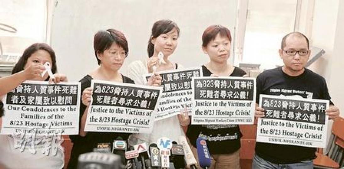 本港的菲傭團體United Filipinos In Hong Kong主席Dolores T. Balladares(左一)表示,至少一名菲傭已在挾持事件後遭無理解僱,另有一宗仍待核實。(劉焌陶攝) 本港的菲傭團體United Filipinos In Hong Kong主席Dolores T. Balladares(左一)表示,至少一名菲傭已在挾持事件後遭無理解僱,另有一宗仍待核實。(劉焌陶攝)