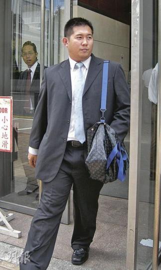 在可立小學任教達10年的男教師黃振中,將女生放入垃圾桶拖地前行,被控襲擊罪,他獲控方撤銷起訴,守行為9個月。(利嘉茵攝) 在可立小學任教達10年的男教師黃振中,將女生放入垃圾桶拖地前行,被控襲擊罪,他獲控方撤銷起訴,守行為9個月。(利嘉茵攝)