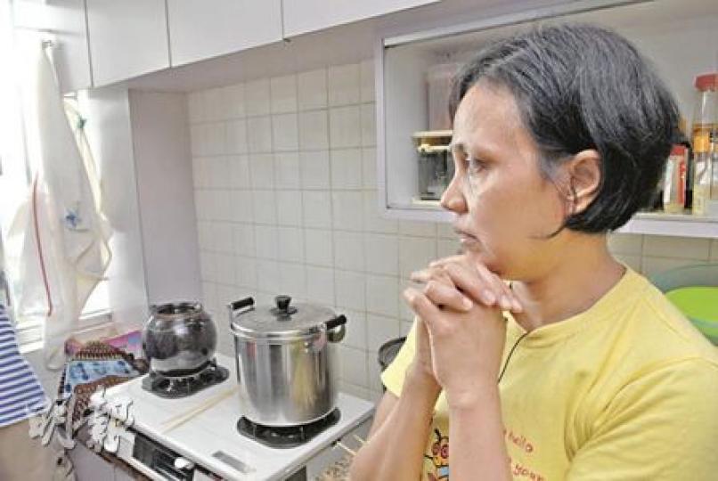 印傭Ida難忘墮樓女童求助的絕望眼神,她事後凝望廚房窗口仍一臉驚慌,為女童祈禱。(蘇偉明攝) 印傭Ida難忘墮樓女童求助的絕望眼神,她事後凝望廚房窗口仍一臉驚慌,為女童祈禱。(蘇偉明攝)