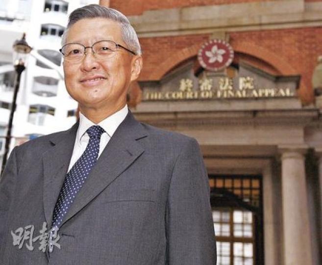 終審法院首席法官李國能退休後會以義務性質教法律,被問及會否從政時,只作婉轉回應:「我想集中做法律工作。」(李紹昌攝) 終審法院首席法官李國能退休後會以義務性質教法律,被問及會否從政時,只作婉轉回應:「我想集中做法律工作。」(李紹昌攝)