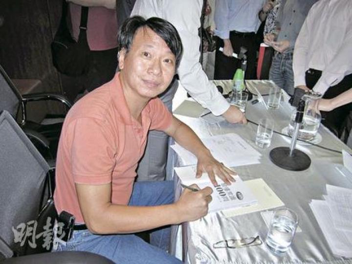 詹濟南剛出了新書《驗樓常識100問》,短時間內已要再版,反映市民對樓宇質素頗為關注。圖為詹Sir於明報置業網舉辦的樓市講座演講後,為讀者在新書簽名留念。(林可為攝) 詹濟南剛出了新書《驗樓常識100問》,短時間內已要再版,反映市民對樓宇質素頗為關注。圖為詹Sir於明報置業網舉辦的樓市講座演講後,為讀者在新書簽名留念。(林可為攝)