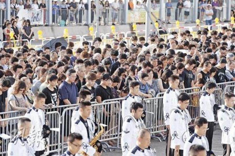 數百名市民昨晨到灣仔金紫荊廣場,為馬尼拉挾持人質事件的死難者低頭默哀3分鐘。(李紹昌攝) 數百名市民昨晨到灣仔金紫荊廣場,為馬尼拉挾持人質事件的死難者低頭默哀3分鐘。(李紹昌攝)