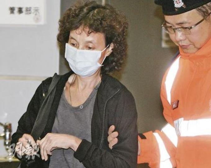 梁太(左)的丈夫和兩女兒同在慘劇中喪生,她昨日陪伴仍昏迷的兒子梁頌學返港。(郭慶輝攝) 梁太(左)的丈夫和兩女兒同在慘劇中喪生,她昨日陪伴仍昏迷的兒子梁頌學返港。(郭慶輝攝)