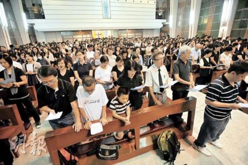 逾1200名伍華中學校友及市民,昨穿上黑衣出席在伍華中學舉行的梁錦榮追思會,為梁錦榮默哀祈禱,並為正在醫院的重傷兒子梁頌學及梁太送上祝福。(朱永倫攝)梁錦榮的母校伍華中學昨晚舉行追思會,梁錦榮的學生照放在禮堂中央。在港居住多年的菲籍神父林永基(左)致辭時向港人致歉,盼菲國政府公正調查。(朱永倫攝) 逾1200名伍華中學校友及市民,昨穿上黑衣出席在伍華中學舉行的梁錦榮追思會,為梁錦榮默哀祈禱,並為正在醫院的重傷兒子梁頌學及梁太送上祝福。(朱永倫攝)梁錦榮的母校伍華中學昨晚舉行追思會,梁錦榮的學生照放在禮堂中央。在港居住多年的菲籍神父林永基(左)致辭時向港人致歉,盼菲國政府公正調查。(朱永倫攝)