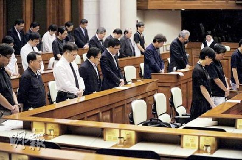 立法會保安事務委員會昨日開會前,全體議員及官員站立,為挾持事件死難者默哀3分鐘。(何家達攝) 立法會保安事務委員會昨日開會前,全體議員及官員站立,為挾持事件死難者默哀3分鐘。(何家達攝)