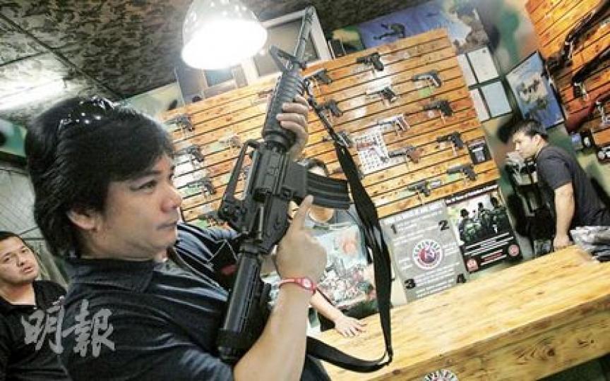 比M16自動步槍更新款的M4卡賓槍,近年成為多個國家軍警部隊主要裝備,在菲律賓一些售賣真槍實彈的槍械店亦公開發售。(林振東攝)菲律賓不少槍械店都附設軍警用品部,公開售賣貨物手銬、警棍、警服等,市民可隨便購買。(林振東攝) 比M16自動步槍更新款的M4卡賓槍,近年成為多個國家軍警部隊主要裝備,在菲律賓一些售賣真槍實彈的槍械店亦公開發售。(林振東攝)菲律賓不少槍械店都附設軍警用品部,公開售賣貨物手銬、警棍、警服等,市民可隨便購買。(林振東攝)