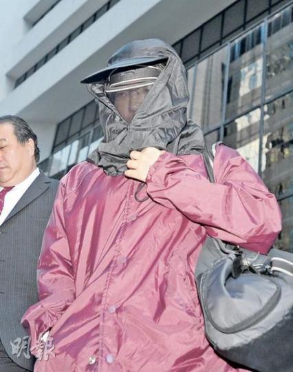 與13歲女學生相戀並發生親密行為的蔣嘉燕,被控4項非禮罪,她每次出庭均將自己「包到實」以免樣貌曝光。(朱永倫攝) 與13歲女學生相戀並發生親密行為的蔣嘉燕,被控4項非禮罪,她每次出庭均將自己「包到實」以免樣貌曝光。(朱永倫攝)