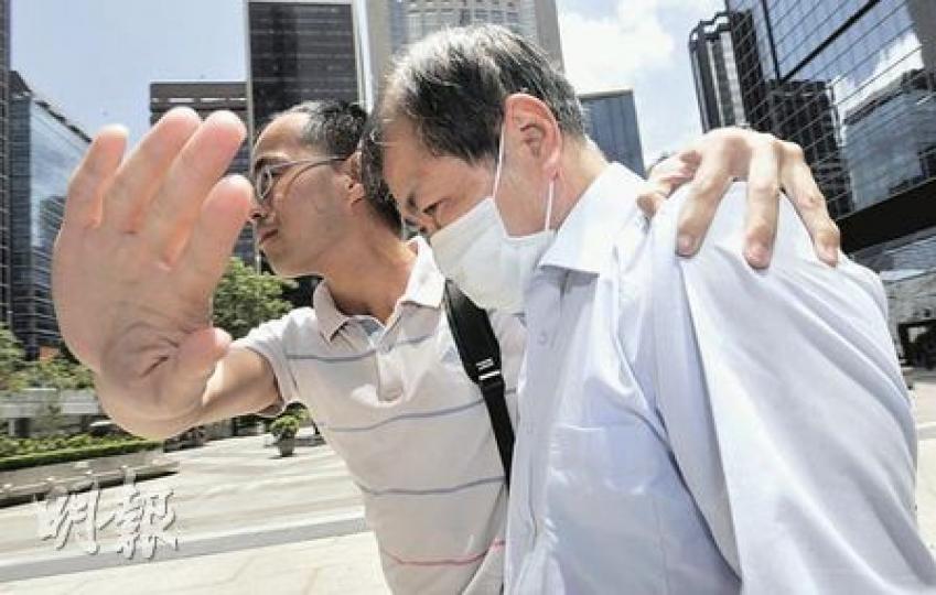 泥頭車司機王耀波(右)昨在友人護送下離開法院,他否認危險駕駛撞倒交通警凌小毅,令對方失去右腿。(余俊亮攝) 泥頭車司機王耀波(右)昨在友人護送下離開法院,他否認危險駕駛撞倒交通警凌小毅,令對方失去右腿。(余俊亮攝)