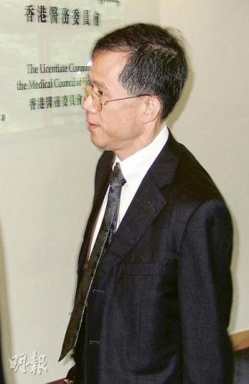 兒科專科醫生楊誠涉嫌於未有足夠診斷下,向38歲男病人A先生處方薄血丸,昨日出席醫務聆訊。(林景輝攝) 兒科專科醫生楊誠涉嫌於未有足夠診斷下,向38歲男病人A先生處方薄血丸,昨日出席醫務聆訊。(林景輝攝)