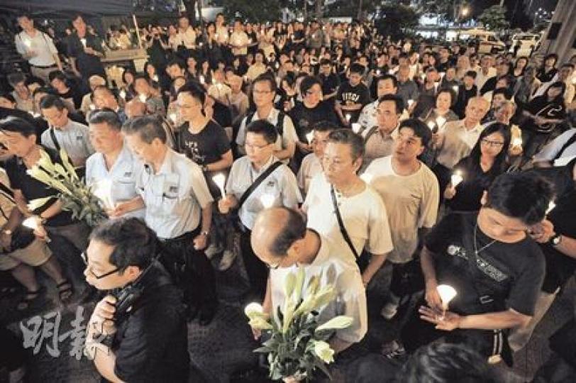 數以百計市民昨晚手持點點燭光,參加在遮打花園舉行的悼念晚會,人潮在昨晚7時左右出現,當中是無數心酸肅穆的面容。市民一手捧着蠟燭低頭不語,亦有人手執鮮花,默然靜待市民陸續在台上獻花。(朱永倫攝) 數以百計市民昨晚手持點點燭光,參加在遮打花園舉行的悼念晚會,人潮在昨晚7時左右出現,當中是無數心酸肅穆的面容。市民一手捧着蠟燭低頭不語,亦有人手執鮮花,默然靜待市民陸續在台上獻花。(朱永倫攝)