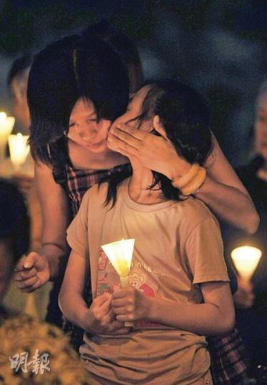 小女孩與母親來到遮打花園表哀思。在新聞片段看見港人家庭陰陽永訣,對小女孩來說未免太沉重,母親的擁抱是最好安慰。(朱永倫攝)「子彈無情 人間有愛」在點點燭光中格外顯眼。兩名市民自製標語,要求港府為死難者平反,並希望傳揚關愛的信息。(朱永倫攝)位於和合石公眾墳場內的景仰園,專門安葬獲特首追授英勇勳章的遇害或喪生市民。(尹錦恩攝) 小女孩與母親來到遮打花園表哀思。在新聞片段看見港人家庭陰陽永訣,對小女孩來說未免太沉重,母親的擁抱是最好安慰。(朱永倫攝)「子彈無情 人間有愛」在點點燭光中格外顯眼。兩名市民自製標語,要求港府為死難者平反,並希望傳揚關愛的信息。(朱永倫攝)位於和合石公眾墳場內的景仰園,專門安葬獲特首追授英勇勳章的遇害或喪生市民。(尹錦恩攝)