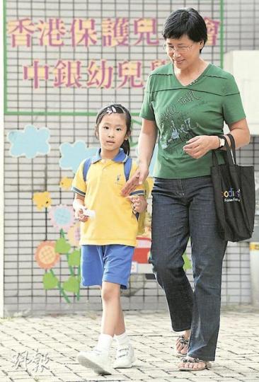 全港約六成幼稚園加價,平均加幅3.88%,蔡女士(右)昨日接孫女(左)放學,坦言獲學券資助後每月付1600元學費,家庭經濟壓力沉重。(劉焌陶攝) 全港約六成幼稚園加價,平均加幅3.88%,蔡女士(右)昨日接孫女(左)放學,坦言獲學券資助後每月付1600元學費,家庭經濟壓力沉重。(劉焌陶攝)