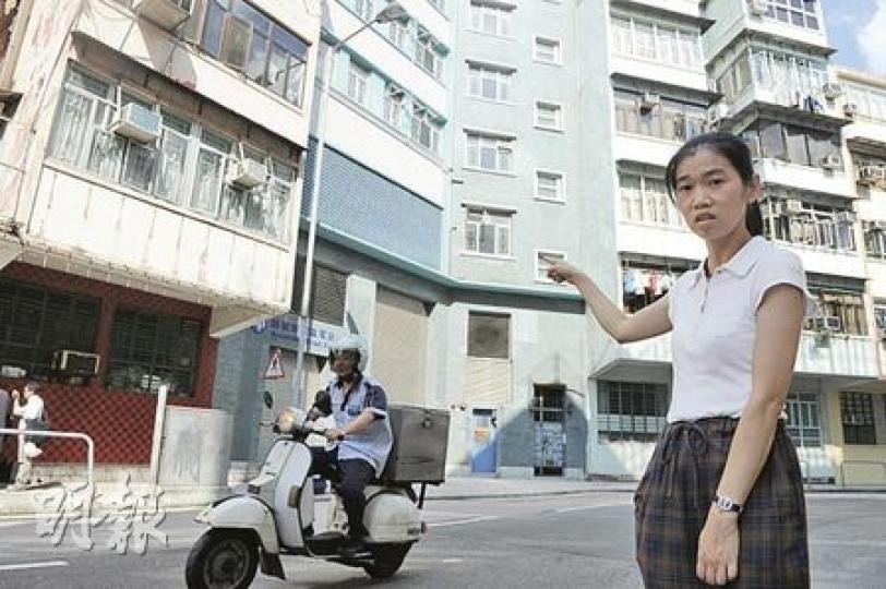 詩歌舞街變電站(中間綠色建築物)距離民居(左方)不足1米,居民盧雪英(圖)質疑變電站的磁場影響他們的健康。(劉焌陶攝)居民葉女士向記者示範電視被磁場干擾,出現雪花、或聲浪不定的情况。(劉焌陶攝) 詩歌舞街變電站(中間綠色建築物)距離民居(左方)不足1米,居民盧雪英(圖)質疑變電站的磁場影響他們的健康。(劉焌陶攝)居民葉女士向記者示範電視被磁場干擾,出現雪花、或聲浪不定的情况。(劉焌陶攝)