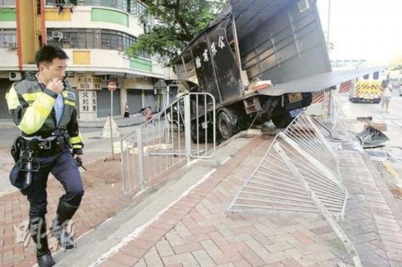 貨車與客貨車相撞後,掃毁一列鐵欄衝上行人路,再落數級樓梯始停,車斗上的麵包盤拋出地上。(李銘攝)兩車相撞後,客貨車撞欄停下(左下方),貨車衝前50米再撞欄衝入行人路。(李銘攝)目擊貨車橫衝直撞的女途人被嚇壞,驚慌說:「嚇到差點失禁!」(李銘攝) 貨車與客貨車相撞後,掃毁一列鐵欄衝上行人路,再落數級樓梯始停,車斗上的麵包盤拋出地上。(李銘攝)兩車相撞後,客貨車撞欄停下(左下方),貨車衝前50米再撞欄衝入行人路。(李銘攝)目擊貨車橫衝直撞的女途人被嚇壞,驚慌說:「嚇到差點失禁!」(李銘攝)