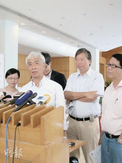 多名泛民獨立議員昨就施政報告向特首曾蔭權提多項民生政策的建議,職工盟李卓人(右二)促政府將法定假期與公眾假看齊。(陳雪玲攝) 多名泛民獨立議員昨就施政報告向特首曾蔭權提多項民生政策的建議,職工盟李卓人(右二)促政府將法定假期與公眾假看齊。(陳雪玲攝)