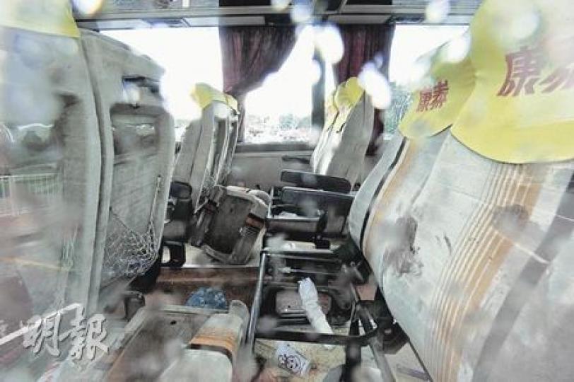 發生屠殺事件的康泰旅遊巴事後混亂一片,椅墊移位,部分座椅留下疑是彈孔的痕迹。(葉漢華攝) 發生屠殺事件的康泰旅遊巴事後混亂一片,椅墊移位,部分座椅留下疑是彈孔的痕迹。(葉漢華攝)