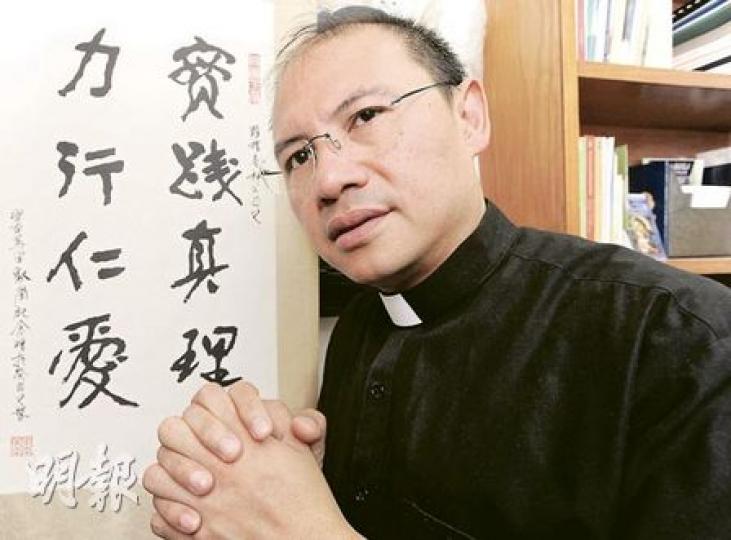 林永基神父是中菲混血兒,馬尼拉流血事件令兩個民族產生芥蒂,他亦因此倍感傷痛,唯有希望菲國政府經此一役後會改過,做到他辦公室中掛着的格言——「實踐真理 力行仁愛」。(尹錦恩攝) 林永基神父是中菲混血兒,馬尼拉流血事件令兩個民族產生芥蒂,他亦因此倍感傷痛,唯有希望菲國政府經此一役後會改過,做到他辦公室中掛着的格言——「實踐真理 力行仁愛」。(尹錦恩攝)