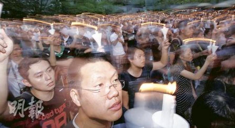 昨日遮打花園的追思會,入夜後有近500人悼念死難者,他們高舉手上的燭光揮舞,為香港和菲律賓民眾獻上祝福。(李紹昌攝)身穿唐裝的特首曾蔭權昨日出席追思會時,不時低頭及除下眼鏡用手擦眼睛,神情哀傷,但未有上台發言。(李紹昌攝) 昨日遮打花園的追思會,入夜後有近500人悼念死難者,他們高舉手上的燭光揮舞,為香港和菲律賓民眾獻上祝福。(李紹昌攝)身穿唐裝的特首曾蔭權昨日出席追思會時,不時低頭及除下眼鏡用手擦眼睛,神情哀傷,但未有上台發言。(李紹昌攝)
