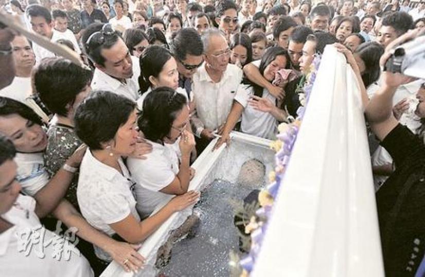 槍手門多薩昨日在家鄉舉殯,遺體穿著深藍色警服,教堂內有近500人前來送別,門多薩的家人瞻仰遺容時傷心欲絕,呼天搶地痛哭。(余俊亮攝) 槍手門多薩昨日在家鄉舉殯,遺體穿著深藍色警服,教堂內有近500人前來送別,門多薩的家人瞻仰遺容時傷心欲絕,呼天搶地痛哭。(余俊亮攝)