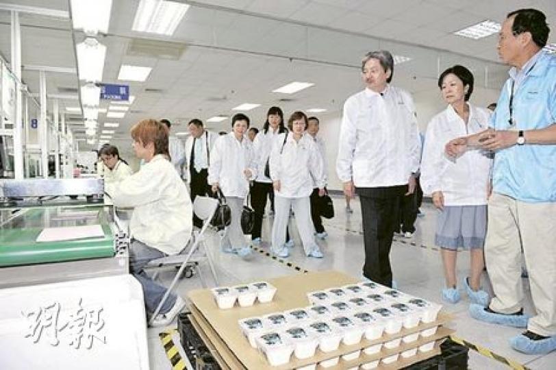 正訪問台灣的財政司長曾俊華(右三)昨日到手機製造商HTC總部參觀,他聽過管理層介紹後,打趣說即時想購買一部HTC手機。但記者發現,部分HTC員工也是在用其「死敵」蘋果的iPhone。(姚國雄攝) 正訪問台灣的財政司長曾俊華(右三)昨日到手機製造商HTC總部參觀,他聽過管理層介紹後,打趣說即時想購買一部HTC手機。但記者發現,部分HTC員工也是在用其「死敵」蘋果的iPhone。(姚國雄攝)