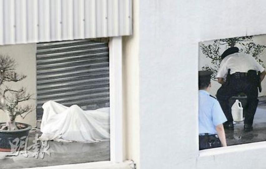 前港進聯成員傅耀華昨晨到荃灣民政事務處門外淋易燃液自焚,全身燒焦死亡,屍體以白布覆蓋,警方在屍旁檢獲一桶易燃液體(右邊白色桶)。(蔡方山攝)死者留下的遺書是致傳媒及特首辦等,內容分別指控部分區議員及食環署、民政處官員。(蔡方山攝)傅耀華的女親友聞訊到場認屍,傷心離開。(蔡方山攝) 前港進聯成員傅耀華昨晨到荃灣民政事務處門外淋易燃液自焚,全身燒焦死亡,屍體以白布覆蓋,警方在屍旁檢獲一桶易燃液體(右邊白色桶)。(蔡方山攝)死者留下的遺書是致傳媒及特首辦等,內容分別指控部分區議員及食環署、民政處官員。(蔡方山攝)傅耀華的女親友聞訊到場認屍,傷心離開。(蔡方山攝)