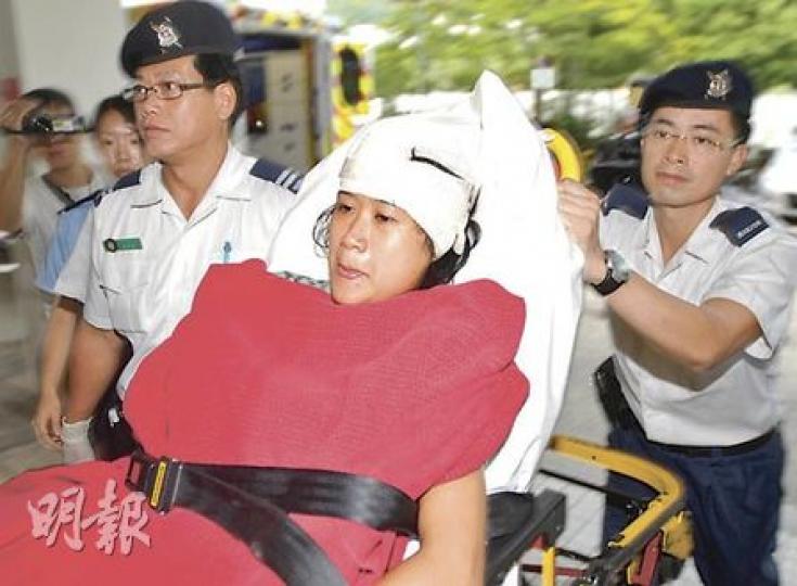 被19歲「少主」用菜刀斬傷頭的印傭,由救護車送院治理,沒有大礙。(劉友光攝) 被19歲「少主」用菜刀斬傷頭的印傭,由救護車送院治理,沒有大礙。(劉友光攝)