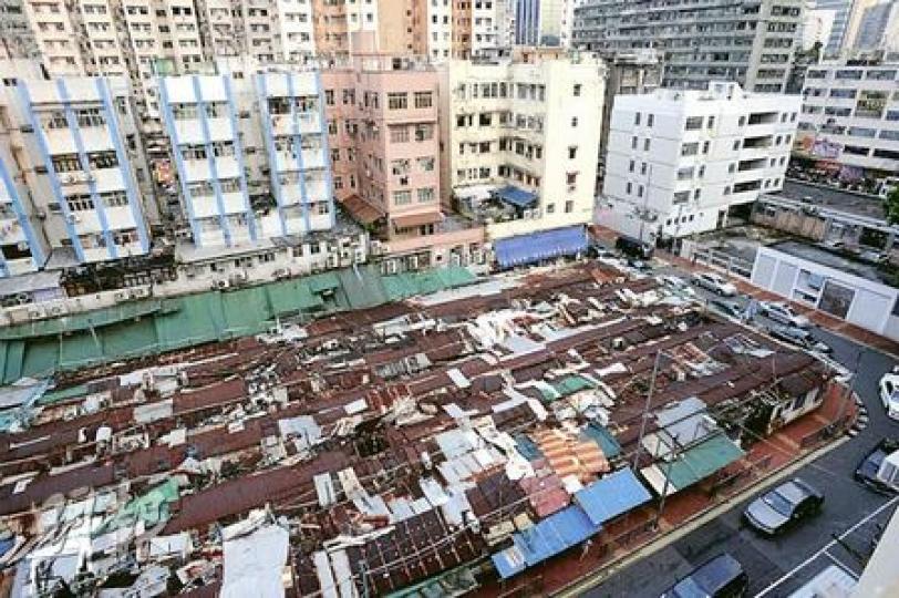 荃灣鱟地坊小販市場有30年歷史,場內約160個攤檔以鐵皮搭建,是荃灣地標之一。(樊銳昌攝) 荃灣鱟地坊小販市場有30年歷史,場內約160個攤檔以鐵皮搭建,是荃灣地標之一。(樊銳昌攝)