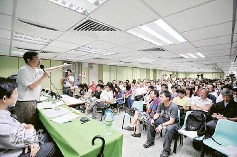 教協昨舉行中學反殺校團結大會,超過300名前線教師及校長出席,副會長張文光(左二)表示反殺校方案必須「持久」,同時要提升教育質素。 (朱永倫攝) 教協昨舉行中學反殺校團結大會,超過300名前線教師及校長出席,副會長張文光(左二)表示反殺校方案必須「持久」,同時要提升教育質素。 (朱永倫攝)