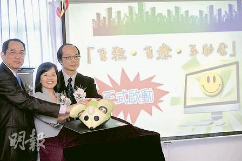 香港撒瑪利亞防止自殺會本周啟用防自殺網站,主席黃祐榮(左起)及社署助理署長麥周淑霞希望網站可作為與年輕人溝通的平台,增加他們對自殺問題的認識。(尹錦恩攝) 香港撒瑪利亞防止自殺會本周啟用防自殺網站,主席黃祐榮(左起)及社署助理署長麥周淑霞希望網站可作為與年輕人溝通的平台,增加他們對自殺問題的認識。(尹錦恩攝)