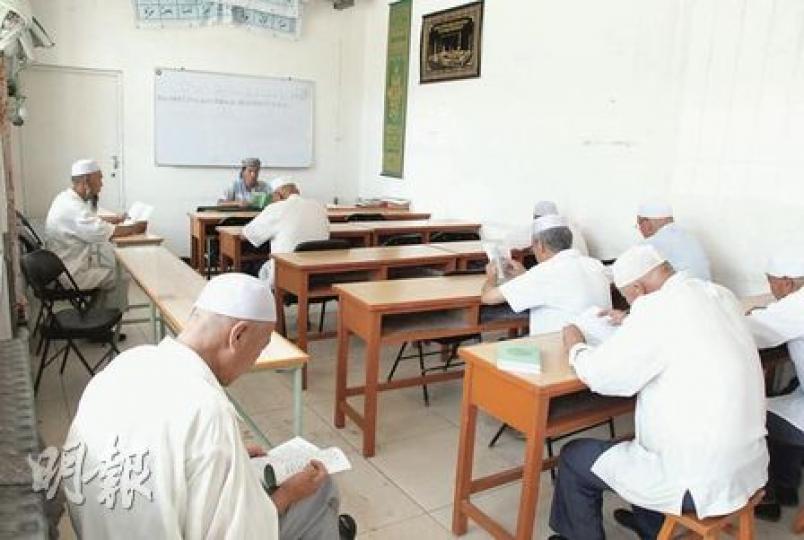 神職人員為教徒上宗教課,但「學生」以中老年人為主,人數亦不多。(林迎攝) 神職人員為教徒上宗教課,但「學生」以中老年人為主,人數亦不多。(林迎攝)