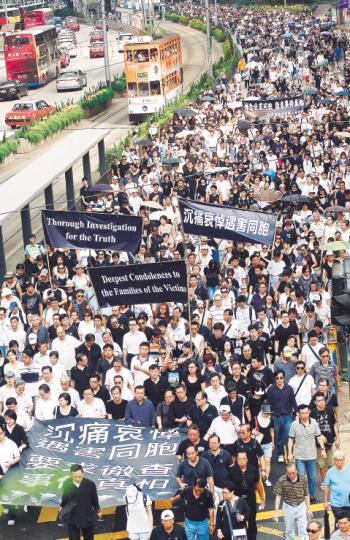 數以萬計市民在逾30℃高溫下,從銅鑼灣維園遊行至中環遮打花園,身上黑衣或白衣沾滿淚水和汗水,全程沒有口號,沉寂無聲代表着悲憤、哀悼……遊行隊伍要求菲律賓政府徹查8名港人被挾持射殺事件,還港人一個公道。(李紹昌攝)市民自製標語牌,批評藝人成龍為菲律賓警察「護航」的言論。(何家達攝) 數以萬計市民在逾30℃高溫下,從銅鑼灣維園遊行至中環遮打花園,身上黑衣或白衣沾滿淚水和汗水,全程沒有口號,沉寂無聲代表着悲憤、哀悼……遊行隊伍要求菲律賓政府徹查8名港人被挾持射殺事件,還港人一個公道。(李紹昌攝)市民自製標語牌,批評藝人成龍為菲律賓警察「護航」的言論。(何家達攝)