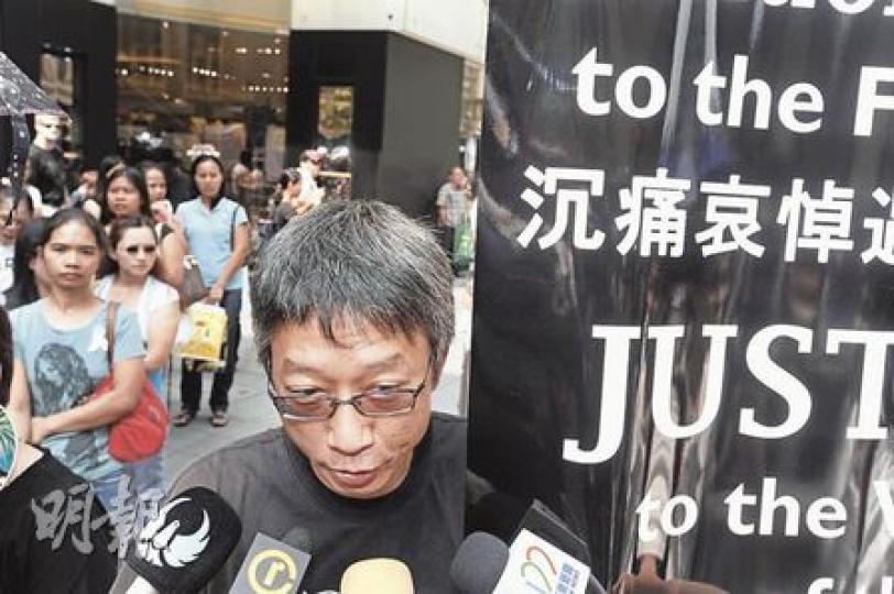 昨晨於遮打花園行人專用區參與菲律賓人祈禱的港人麥先生說:「很欣賞菲律賓人舉辦祈禱悼念,我不會歧視他們,更會對他們表達關心。」(尹錦恩攝) 昨晨於遮打花園行人專用區參與菲律賓人祈禱的港人麥先生說:「很欣賞菲律賓人舉辦祈禱悼念,我不會歧視他們,更會對他們表達關心。」(尹錦恩攝)