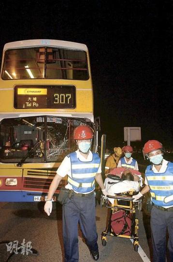 觀塘繞道3車相撞意外中，共有11人受傷，部分傷者要由擔架牀擔走送院治理。（衛永康攝）